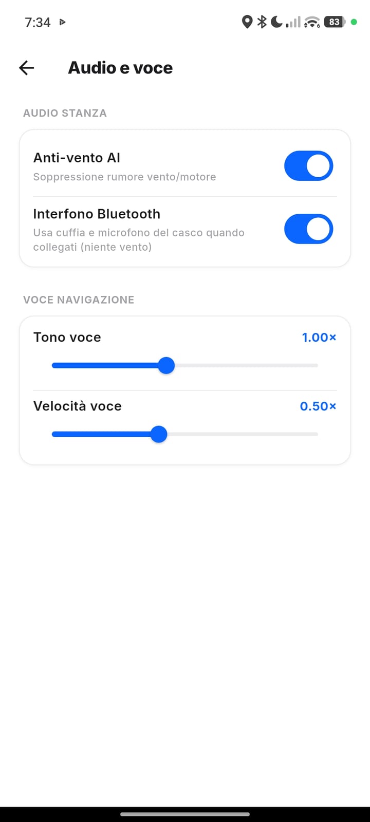La pagina «Audio e voce» dell'app: in alto Anti-vento AI e Interfono Bluetooth, entrambi accesi; sotto, i cursori del tono e della velocità della voce di navigazione