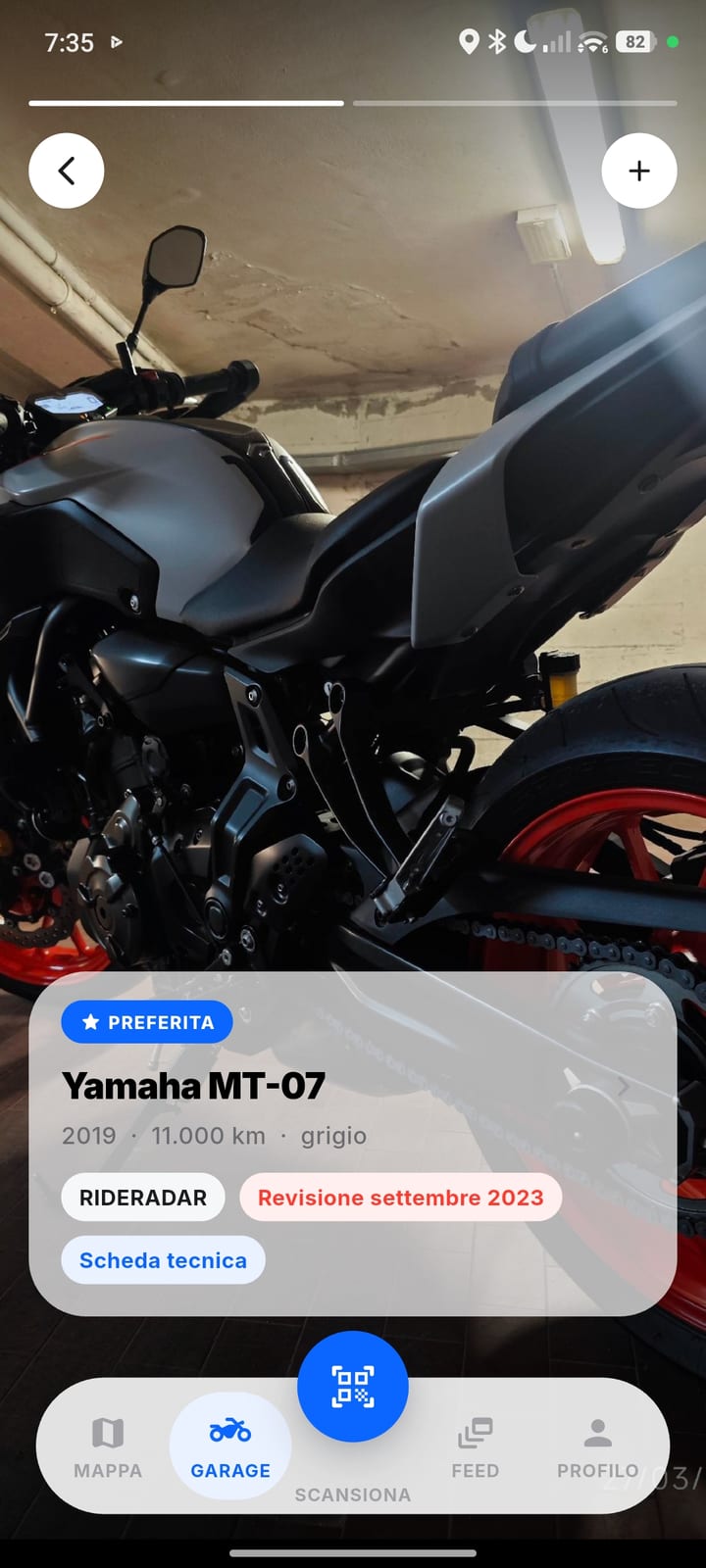 Il garage dell'app: la foto della moto a tutto schermo e, sopra, la scheda con Yamaha MT-07, 2019, 11.000 km, il promemoria della revisione e la scheda tecnica