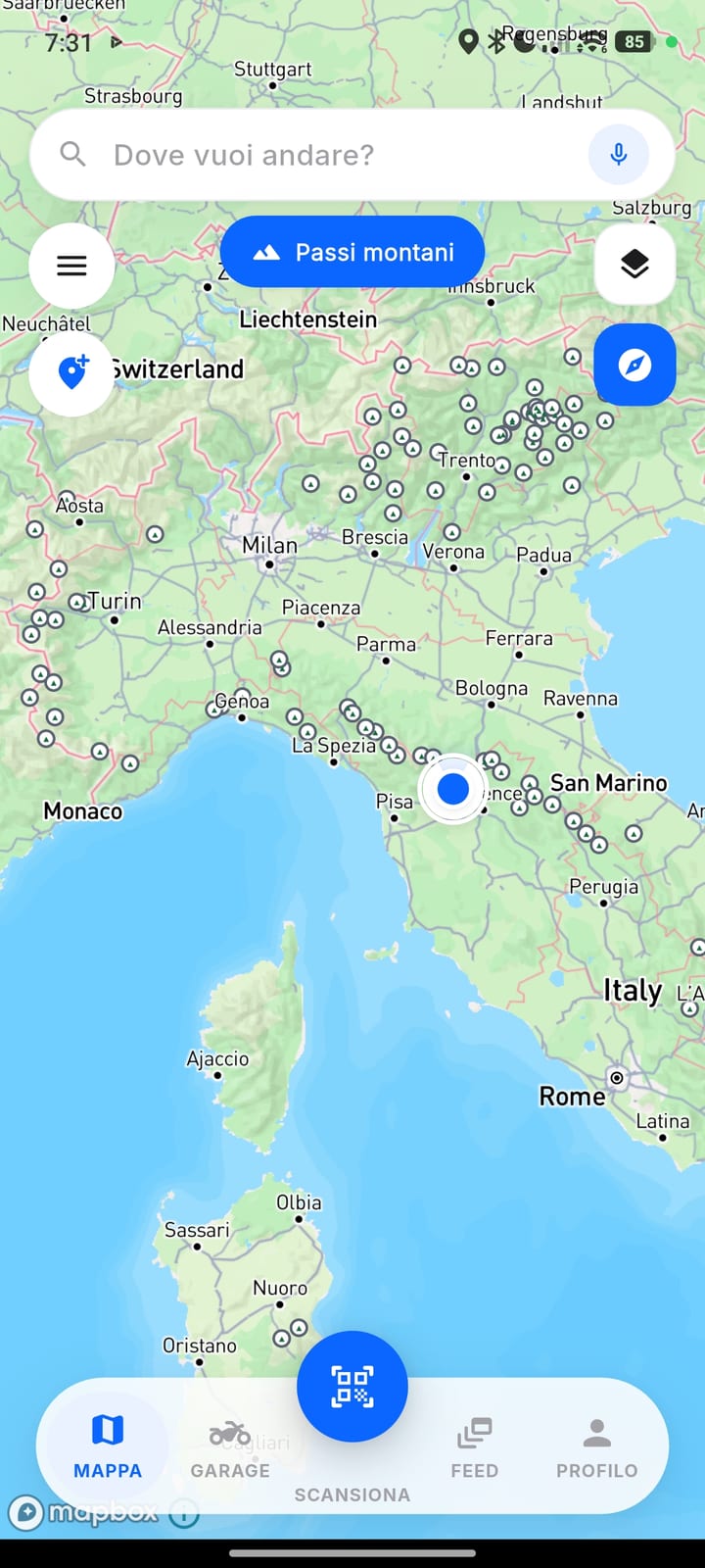 Schermata principale di RideRadar con il filtro «Passi montani» acceso: la barra di ricerca «Dove vuoi andare?» in alto e la mappa dell'Italia coperta dai segnaposto dei passi, dalle Alpi all'Appennino
